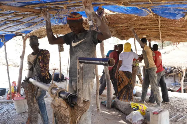 Des orpailleurs s'activent à remonter les sacs de pierres dans la mine de Bantaco.