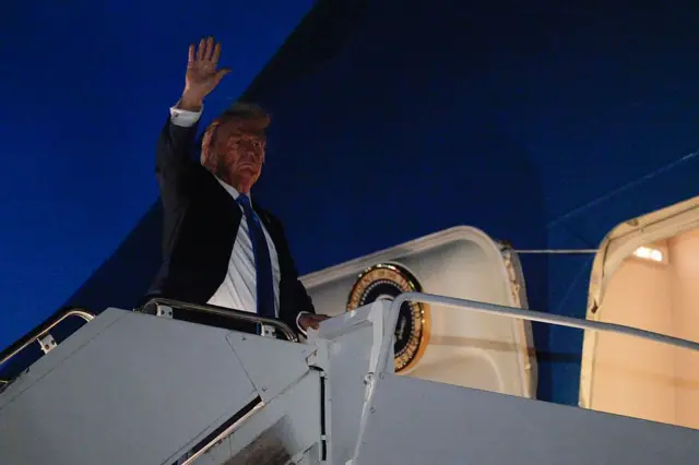 Trump abordando el Air Force One