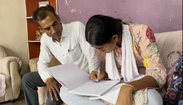 कमल आणि त्यांची मुलगी मेघना, जी नुकतीच जेईईची परीक्षा उत्तीर्ण झाली आहे