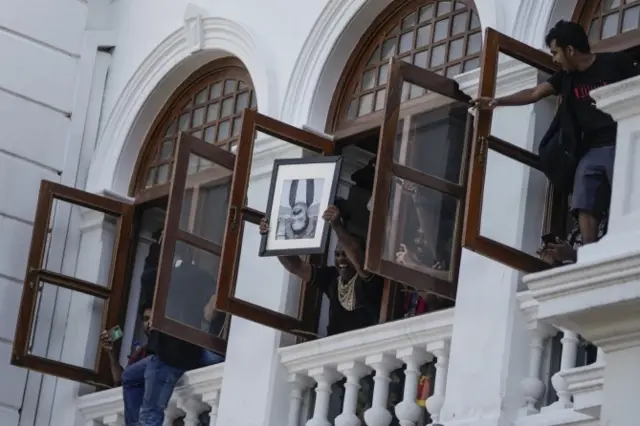 පුලිට්සර් ත්‍යාගය වෙනුවෙන් ඇසෝසියේටඩ් ප්‍රෙස් ආයතනය ඉදිරිපත් කර තිබුණේ, එරංග ජයවර්ධන විසින් ඡායාරූපගත කරන ලද ශ්‍රී ලංකාවේ ආර්ථික අර්බුදය හේතුවෙන් පැන නැගුණු අර්බුදකාරී සිද්ධි සහිත ඡායාරූප 