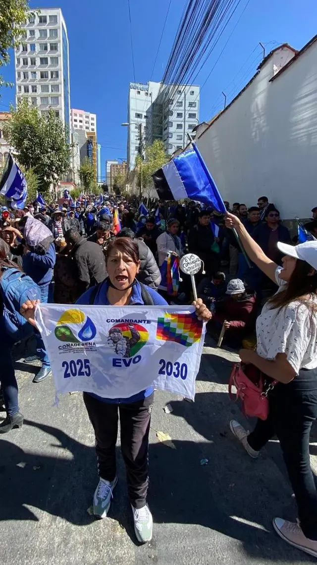 Apoiadoradinheiro na roletaEvo Morales protestando nas imediações do Tribunal Supremo Eleitoral 