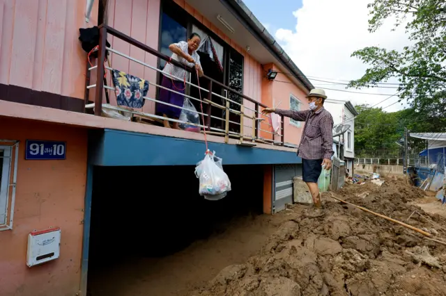 สภาพบ้านของแสนวง คำวัง ชาวบ้านในอ.แม่สาย หลังจากน้ำท่วมลดลงปรากฎภาพโคลนสูงภายในพื้นที่ของบ้าน