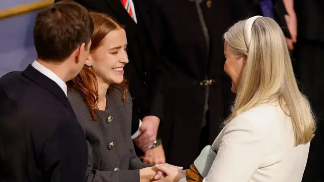 Ana Corina Sosa, córka wenezuelskiej opozycjonistki Maríi Coriny Machado, uścisnęła dłoń księżnej Mette-Marit po odebraniu w imieniu matki Pokojowej Nagrody Nobla i wygłoszeniu jej przemówienia.