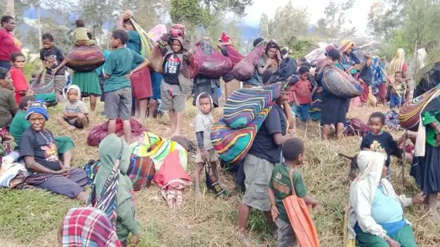 Sejumlah ibu dan anak-anak mengungsi dari rumah mereka di Kabupaten Puncak, Papua Tengah. 