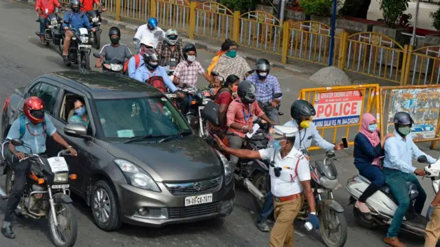 எந்தெந்த போக்குவரத்து விதிமீறலுக்கு எவ்வளவு தொகை அபராதம்?