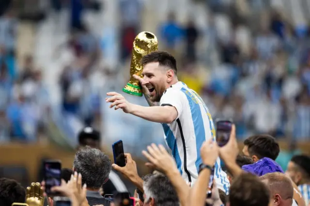 ميسي يحمل كأس العالم 2022