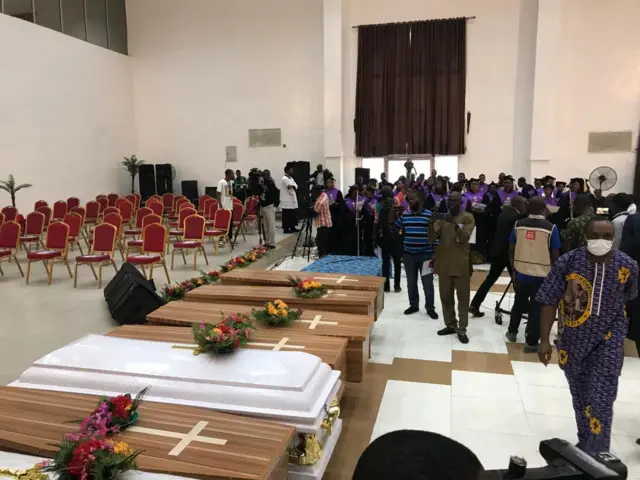 Owo church attack victims mass burial: Fotos, updates