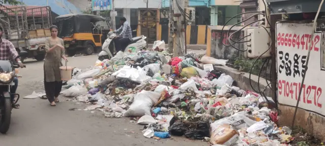 పారిశుధ్య కార్మికులు