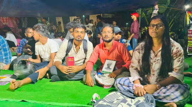 प्रदर्शनकारियों की मांग है कि झारखंड लोक सेवा आयोग की परीक्षा में धांधली की जांच सीबीआई करे