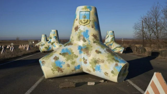 Мариуполду коргоо учурунда украин аскерлери ири автожолдорго өтө салмактуу келген төрт мүйүздөнгөн чулу жабдууларды (“тетрапод”) орнотушкан 