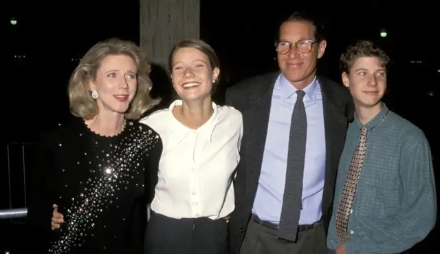 Paltrou s roditeljima i bratom 1991 – imala je veoma blizak odnos s ocem Brusom, koji je preminuo 2002