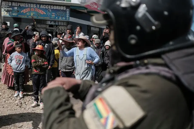 Un militar frente a un grupo de manifestantes en la ciudad de El Alto.