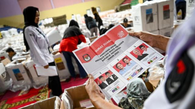Petugas KPU memeriksa surat suara pemilihan presiden dan wakil presiden di gudang logistik KPU Jakarta Pusat, GOR Cempaka Putih, Jakarta, Senin (5/2/2024).