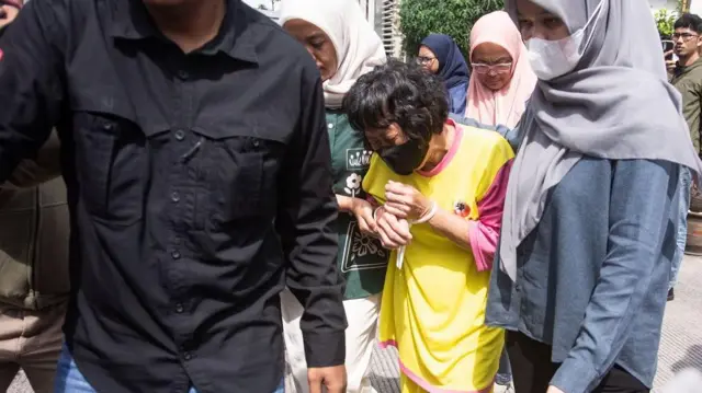 Seorang tersangka (tengah) digiring untuk dihadirkan saat rilis pengungkapan kasus perdagangan manusia dengan korban bayi di Mapolda Jawa Barat, Bandung, Jawa Barat, Kamis (17/7/2025).