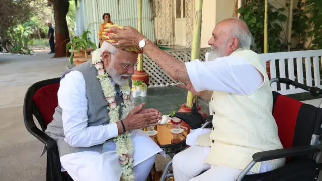 વડા પ્રધાન નરેન્દ્ર મોદીને રાજપૂતોની પાઘડી પહેરાવતા જામનગરના જામસાહેબ શત્રુશલ્યસિંહજી