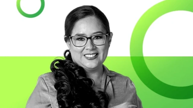 Ruth López em frente a um fundo verde e branco