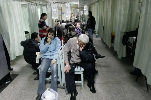 Personas esperando en un hospital público chino