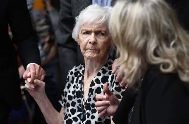 Joan Andersen VanderMolen, hermana de Kitty Menendez sister, durante una rueda de prensa frente al edificio de los tribunales penales el 16 de octubre de 2024 en Los Ángeles, California.
