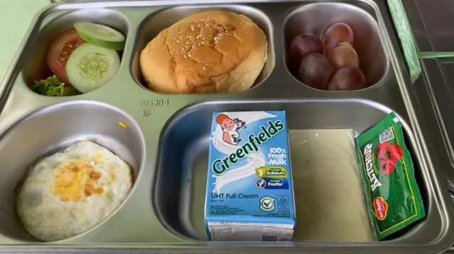 Paket MBG balita berupa burger yang dibagikan pada Kamis (05/02) di Jawa Barat. 