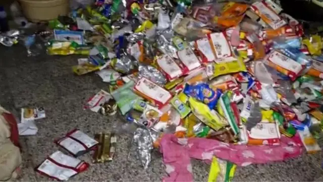 বাড়ির একটি ঘরে জঞ্জাল জমিয়ে রাখা হয়েছিল