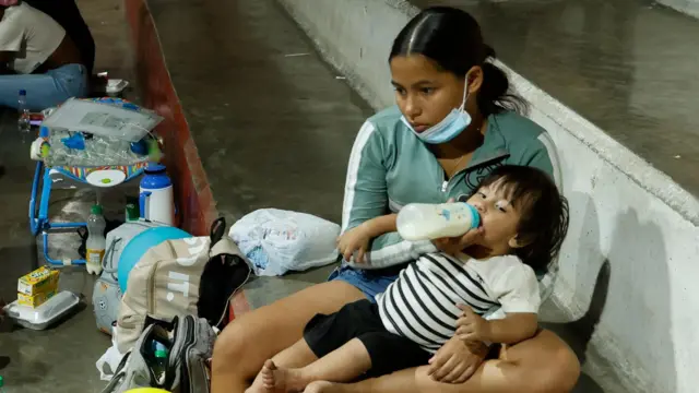Personas descansan en un refugio tras el terremoto en Quibdó,