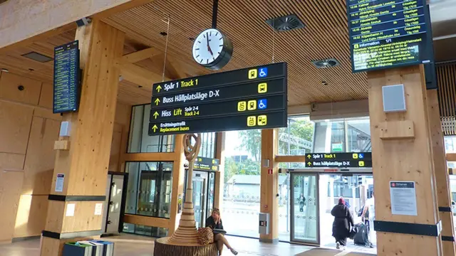 Imagen de la estación de Växjö, construida en madera. 