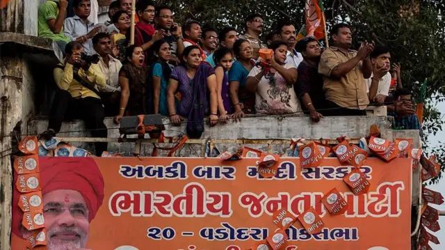 વડા પ્રધાન જ્યારે વડોદરા લોકસભાના ઉમેદવાર તરીકે ચૂંટણી લડ્યા ત્યારના પ્રચારનું એક દૃશ્ય