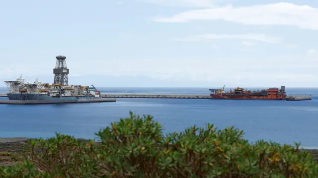 Barcos atracados en el puerto de Granadilla, donde se espera que el MV Hondius, con casi 150 personas a bordo, llegue, según informó la ministra de Sanidad española, Mónica García,