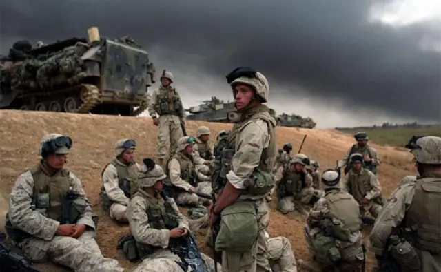 La 1.ª División de Marines preparándose para desplegarse cerca de Bagdad en abril de 2003.