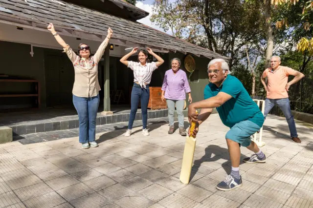 कुटुंबासोबत क्रिकेट खेळणं