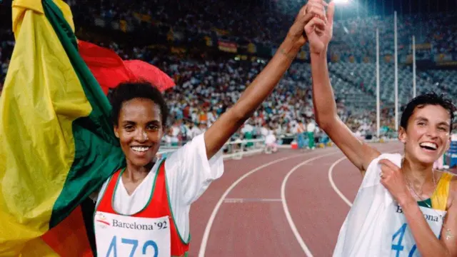 ደራርቱ ቱሉ እና ኤላና ሜየር በጋራ ድላቸውን ሲያከብሩ