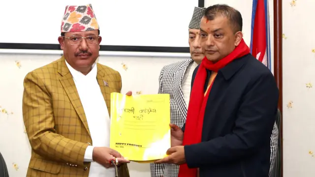 आफ्ना कागजात प्रमुख निर्वाचन आयुक्त रामप्रसाद भण्डारीलाई बुझाउँदै गगन थापा