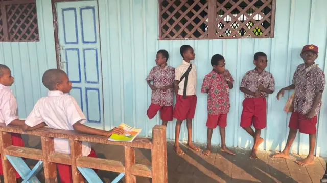 Doretheus Ohoiwutun, SD YPPK Santa Petrus Paulus, Keuskupan Agats, Kampung As, Kampung Atat, Kabupaten Asmat, Papua Selatan, gizi buruk