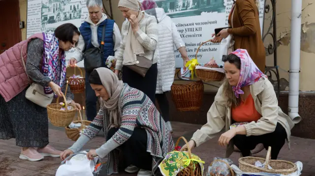 Женщины в Киеве готовят к освящению корзинки с куличами и яйцами к Пасхе