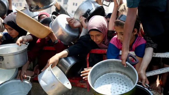 اسرائیل می‌گوید که در حال نصب حصار و علائم هشدار است و مسیرهای بیشتری را برای دسترسی مردم غزه باز می‌کند