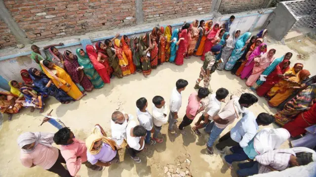 भारतको बिहार राज्यमा गत वर्ष मेमा भएको निर्वाचनमा मतदान गर्न पङ्क्तिबद्ध मानिसहरू