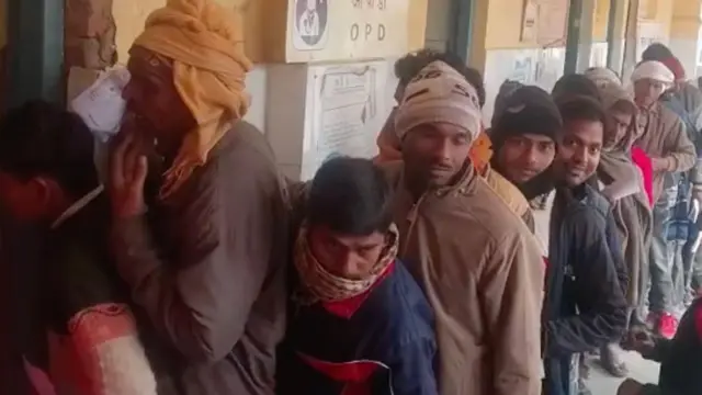 क़तार में खड़े लोग