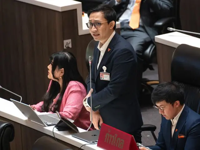 จิรัฏฐ์ ทองสุวรรณ์ ตั้งข้อสังเกตว่า บอกว่า หาก รมว.กลาโหม “ยังปล่อยให้เขาเล่นปาหี่แบบนี้ต่อไป สุดท้ายแล้วความผิดจะตกไปอยู่ที่ผู้การเรือคนเดียว”