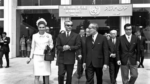 او تانت دبیرکل سازمان ملل متحد همراه با شاه و شهبانو در روز اول کنفرانس بینالمللی حقوق بشر سازمان ملل متحد به میزبانی تهران