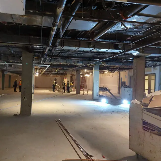 Um andar da Calgary Tower antes de sua transformação