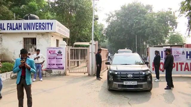 पुलिस का कहना है कि डॉक्टर मुज़म्मिल अल-फ़लहा यूनिवर्सिटी में काम करते हैं. 