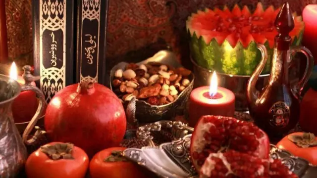 سفره‌های یلدا این روزها، از چهار دیواری خانه‌ها فراتر رفته و با تجمل و گستردگی بسیار در مراکز خرید برپا شده‌اند