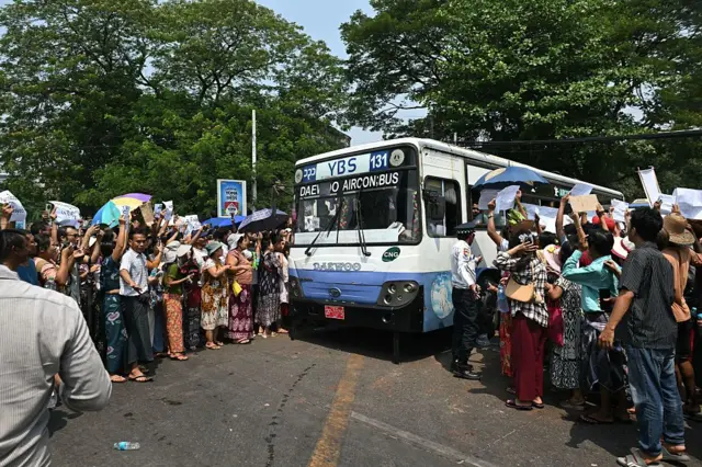 ဧပြီ ၁၇ ရက် အင်းစိန်ထောင်က လွတ်ငြိမ်းမြင်ကွင်း
