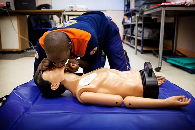 Aworan afihan bi eeyan ṣe le ṣe CPR