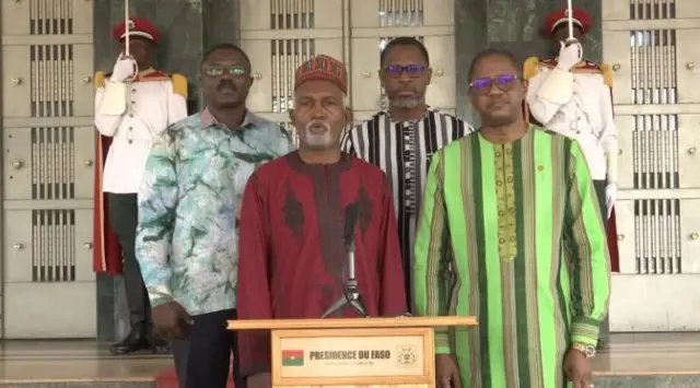 Ministan harkokin wajen Najeriya Yusuf Tuggar lokacin da ya yi jawabi bayan ganawa da shugaban Burkina Faso Ibrahim Traore