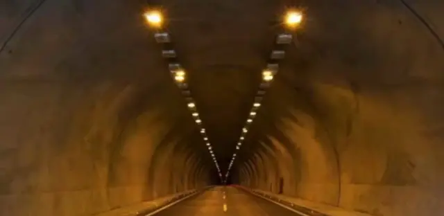 ट्विन ट्यूब रोड–रेल टनल असम के गोहपुर से नुमलीगड़ के बीच बनाई जा रही है