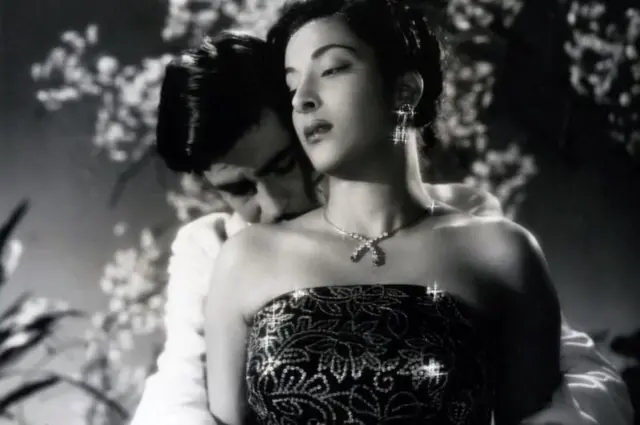 ਆਵਾਰਾ (1951) ਦਾ ਇੱਕ ਦ੍ਰਿਸ਼। ਇਹ ਫਿਲਮ ਬਾਕਸ ਆਫਿਸ 'ਤੇ ਕਾਫੀ ਹਿੱਟ ਰਹੀ ਸੀ