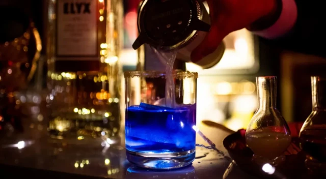 ਨੀਲੇ ਰੰਗ ਦਾ ਤਰਲ ਪਦਾਰਥ