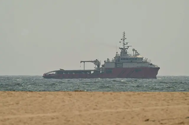Un barco navega frente a la costa de Ajmán el 10 de julio de 2026.