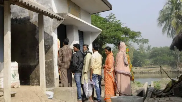 ኣብ ፊት ባንኪ ዝተሰርዑ ተገልገልቲ